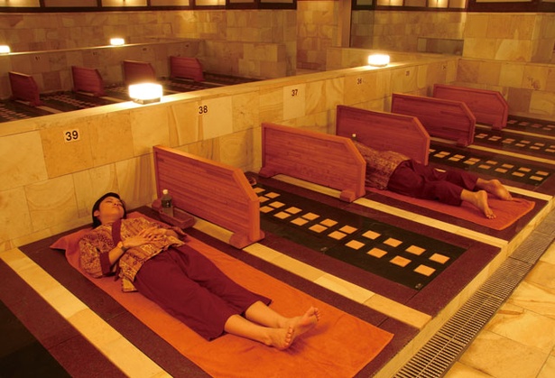 筑紫野温泉 Amandi / 岩盤浴の石板は峰蘇石をベースにトルマリンとゲルマニウムを使用。ゆっくりと体を芯から温め、癒してくれる