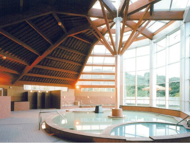 筑紫野 天拝の郷 / 高い天井や大きな窓で開放的な癒し空間になっている大浴場。ジェットバスや低温風呂、サウナや水風呂もある