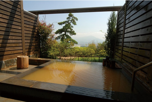 筑紫野 天拝の郷 / 筑紫野市内が一望できる貸切り湯はすべて和室とトイレがついている。1週間前から予約可能
