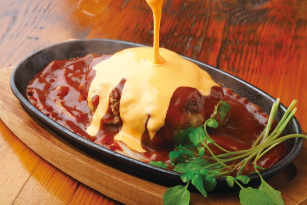 濃厚チーズがたっぷりな「国産粗挽牛肉100％ 炭火焼Wチーズハンバーグ」(1598円)/GRILL＆CAFE The GOLDEN HAMBURG