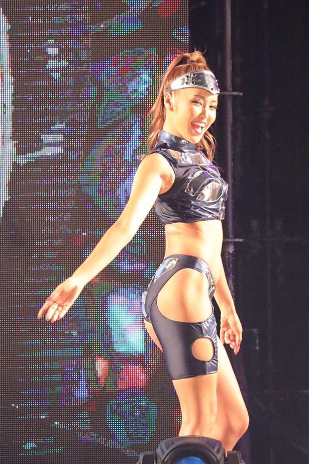 セクシーなダンスを披露するCYBERJAPAN DANCERS