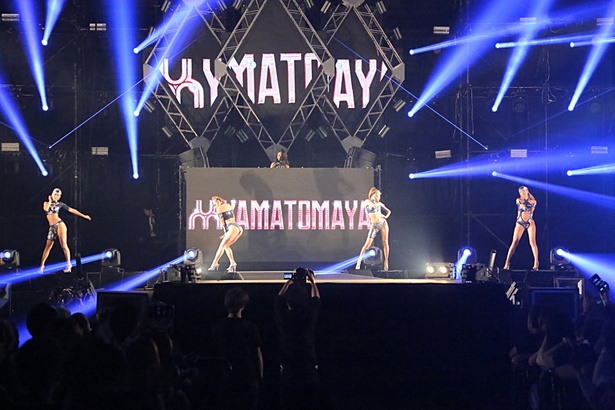 セクシーなダンスを披露するCYBERJAPAN DANCERS