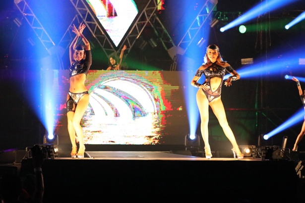 セクシーなダンスを披露するCYBERJAPAN DANCERS
