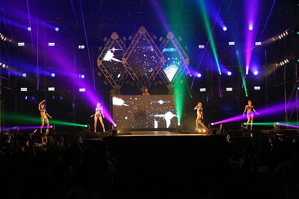 セクシーなダンスを披露するCYBERJAPAN DANCERS