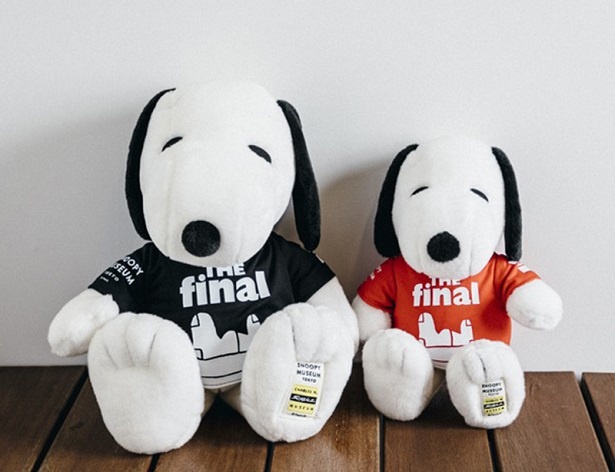 「The FINAL」ロゴTシャツを着たスヌーピーのぬいぐるみ(M4000円/L7000円)