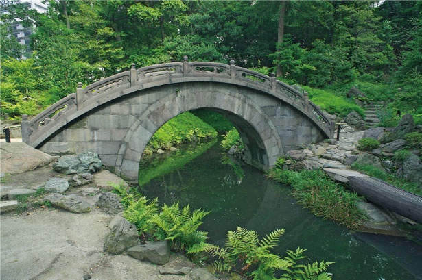 小石川後楽園の円月橋は、水戸光圀が厚くもてなしていた明の儒学者が設計したとされている、半月型の石橋