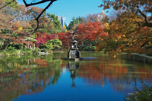 日比谷公園の雲形池。都市公園の噴水では日本で3番目に古いとされる、鶴の噴水が特徴的だ