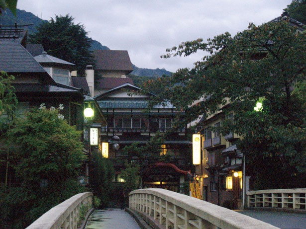 箱根の玄関口として栄える箱根湯本。周辺には約40軒の宿泊施設がある