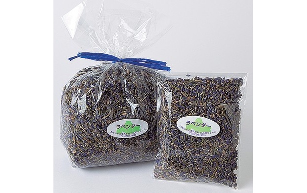 かんのファームで栽培された色鮮やかな品種「濃紫3号」と豊かな香りの「おかむらさき」をブレンドした「ラベンダーポプリ」（315円）/かんのファーム