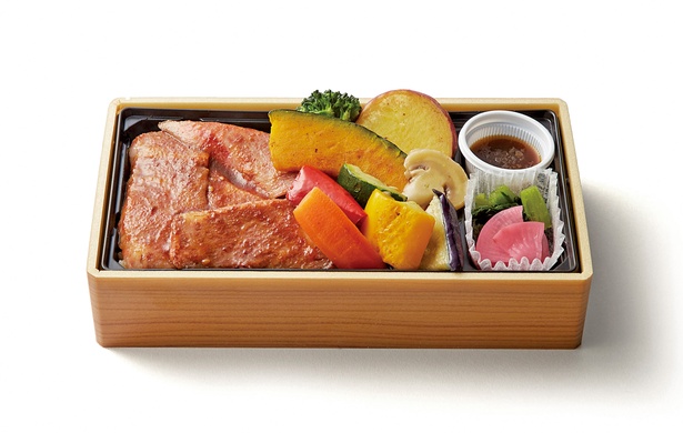 「神戸牛専門店 辰屋」の神戸牛と7種の秋野菜グリル弁当 (2160円)。神戸牛に精通した、明治創業の老舗。 旨味のある焼肉と7種類の野菜がのる