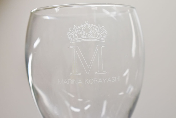 ファンの方にいただいたワイングラス。“まりなってる王国”を表す「M」の文字とティアラが刻印されている