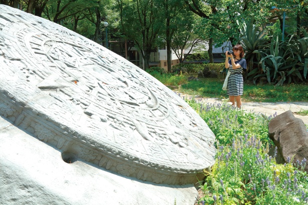 「アステカの暦」。名古屋の姉妹友好都市と関連したモニュメントが多い(久屋大通公園)