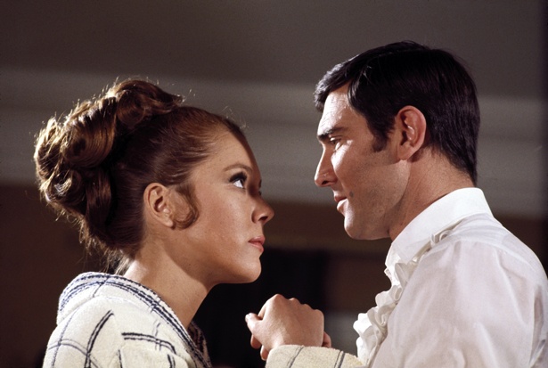 ボンドが本気の恋に落ちる本作はファンからの人気も高い(『女王陛下の007』)