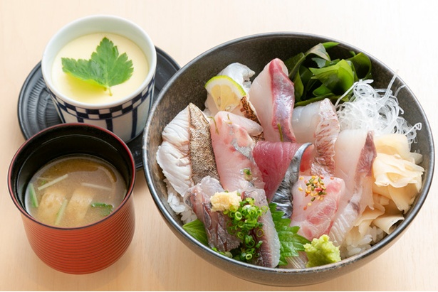 築地寿司清(10階)の「九州各県の魚介を使ったちらし寿司」(1296円・1日限定20食)