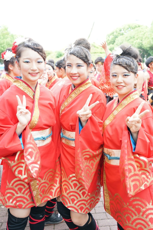 会場で見つけた華やかな踊り手たち