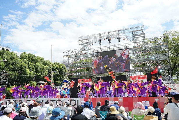 青空の下、メインステージでは熱い演舞が繰り広げられる