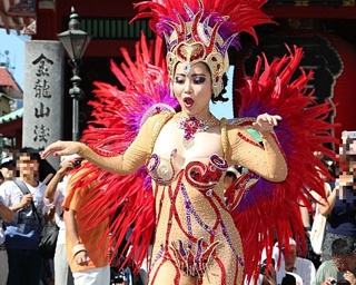 美女ダンサーが舞う！夏恒例の浅草サンバカーニバル