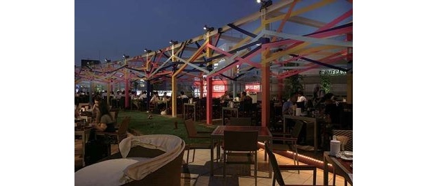 「BBQ＆BEER TERRASE　130DAY'S」はウッドデッキの装飾が印象的！