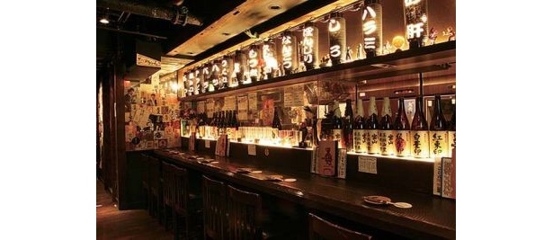 店名の由来にもなった黒提灯が飾られたカウンター席。(「焼とん・焼とり・焼酎 黒提灯 五反田」)