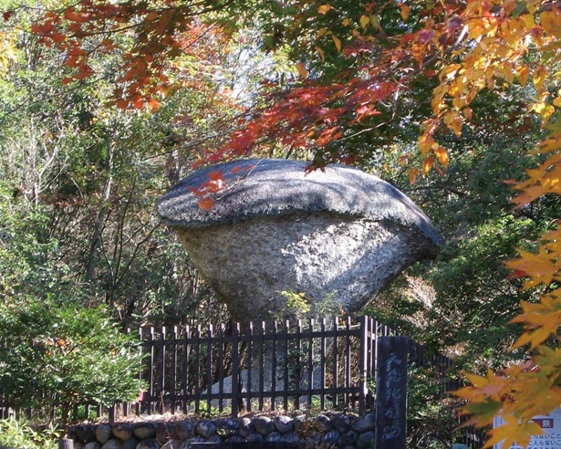 【写真を見る】国の天然記念物の傘岩。この形になったのは、雨風による風化やすぐそばを流れる木曽川の水位がこまであったからなどと言われている
