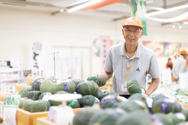 「カボチャにもいろいろな種類があるんですよ」と、津市の農家・竹尾泰さん。生産者は、愛情を込めて栽培した野菜や果物に自ら値段を付けて陳列する