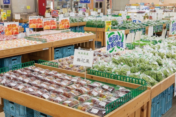 売場のほとんどが岐阜地域産の野菜や果物で埋め尽くされる
