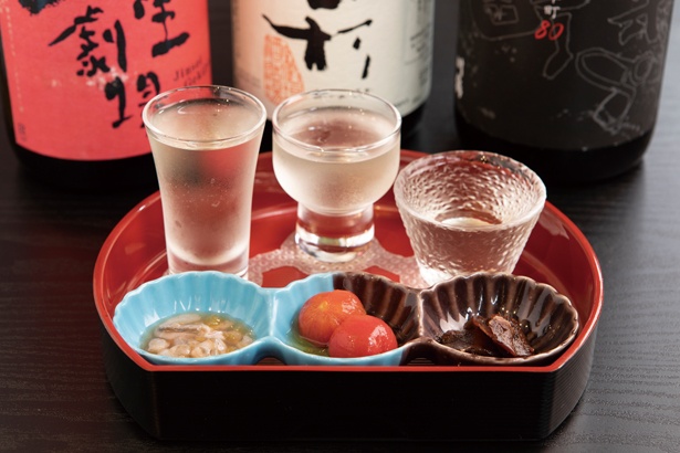 「晩酌セット」(1000円)。日替わり日本酒の飲み比べを楽しもう/和酒立呑 明後日