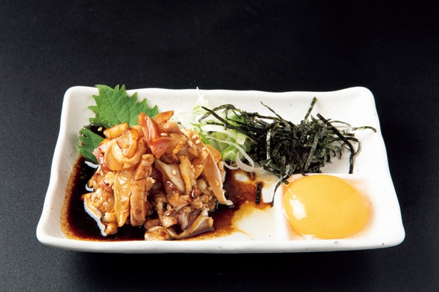 「名古屋コーチンのユッケ」(640円)。ほかにも、レバーと鶏料理はレパートリーがいっぱい！/長者町蕎野