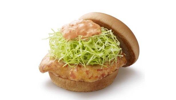 中国・四国・九州エリアの「明太とり天バーガー」(340円)は、大分名物の「とり天」に、博多名物の明太子を使った明太風味のマヨネーズをかけたガッツリ系の味