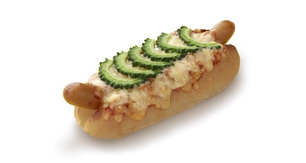 沖縄の「島野菜のピザドック ゴーヤ」（320円）は、モス史上初となるゴーヤーを大胆にトッピングしたホットドック