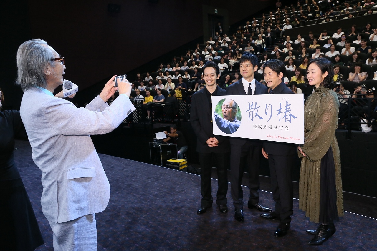 【写真を見る】満面の笑顔の岡田たちを、スマホで初めて撮影する木村監督。仕上がりは公式インスタグラムでチェックを!