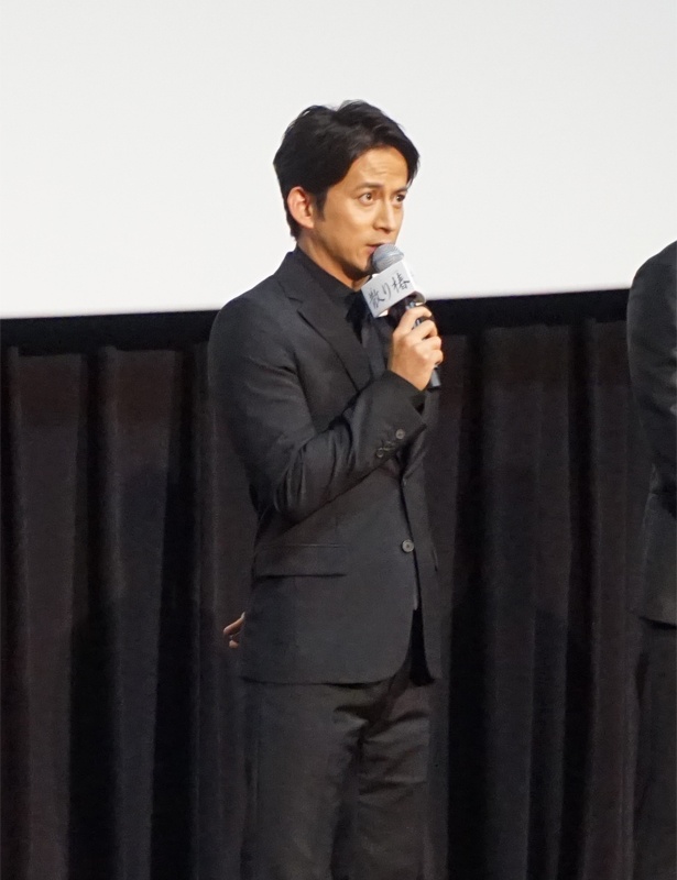 映画の完成を来場者に報告する岡田准一。今作では殺陣にも挑戦!