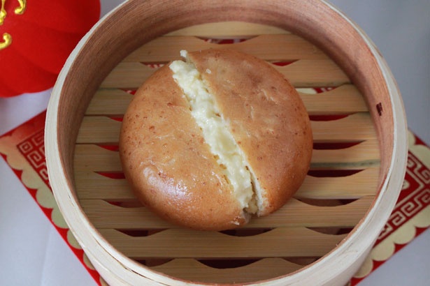 「焼きパオズ(包子) クワトロチーズ」(130円)は、カマンベール、ゴルゴンゾーラ、ゴーダ、パルミジャーノ・レッジャーノの4種類のチーズが織りなす、濃厚な味わいが魅力