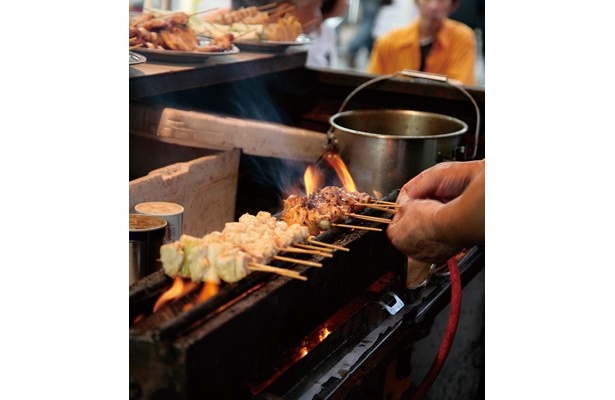 ジュワ〜ッと焼ける焼鳥など露店グルメがズラリ！