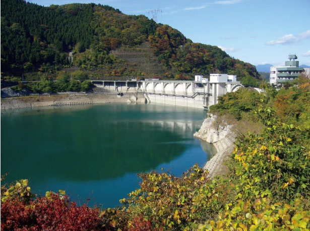浦山ダムのダム湖では、ボートを持ち込んでの釣りが可能。詳細は総合管理所公式サイトで確認