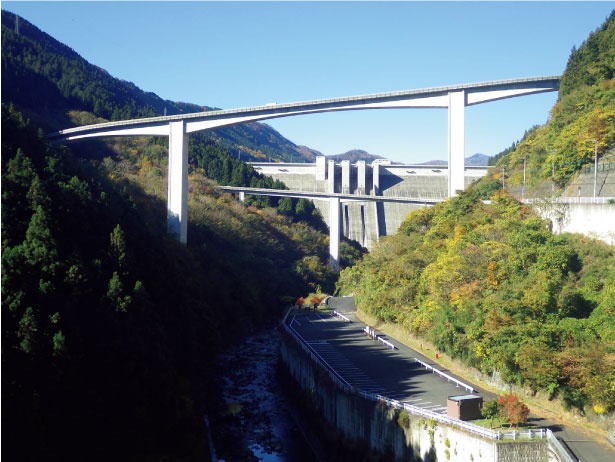 下流から望む滝沢ダム。その大きさを存分に感じられる
