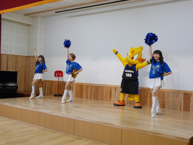 【写真を見る】SuperGirlsのALISA、AYUMI、SASHAとシーホースくんが刈谷市の冨士松北保育園を訪問