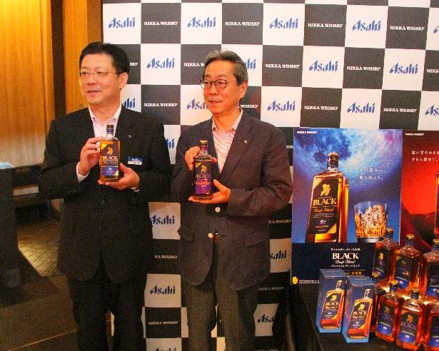 アサヒビール マーケティング第三部長の奥田大作氏(左)とニッカウヰスキー取締役ブレンダー室長 チーフブレンダーの佐久間正氏(右)