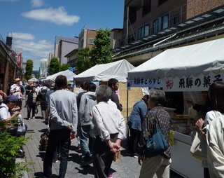 出店が立ち並ぶ商店街で美味を堪能！岐阜県高山市「2018秋 飛騨の味まつり」