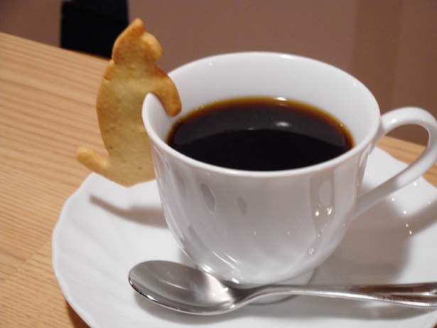 縁猫クッキー付きのハンドドリップコーヒー等、ねこまつり限定メニューが楽しめるカフェ