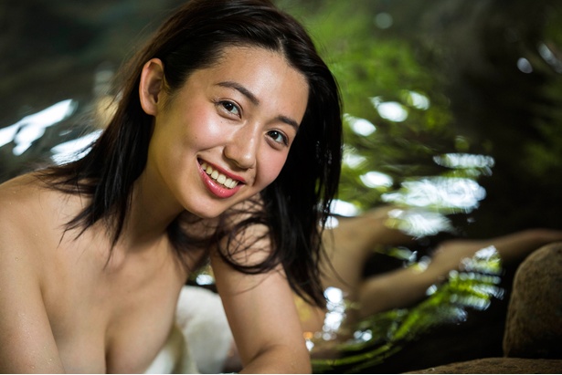 佐藤あいりが九州の温泉で大胆な姿を魅せる“混浴撮り”～総集編～