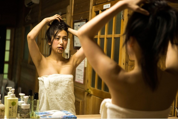 佐藤あいりが九州の温泉で大胆な姿を魅せる“混浴撮り”～総集編～