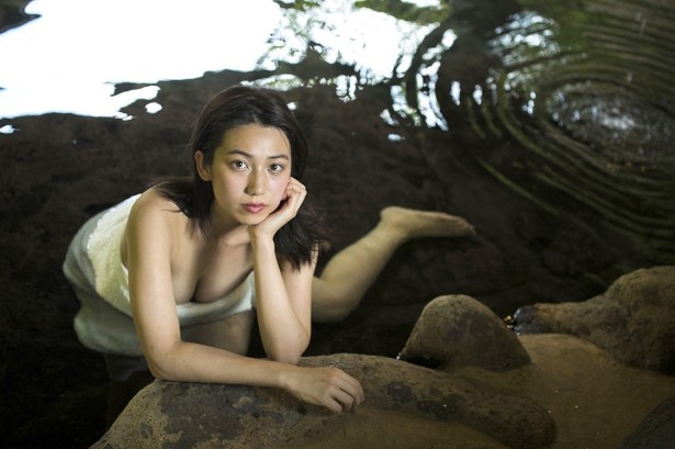 佐藤あいりが九州の温泉で大胆な姿を魅せる“混浴撮り”～総集編～