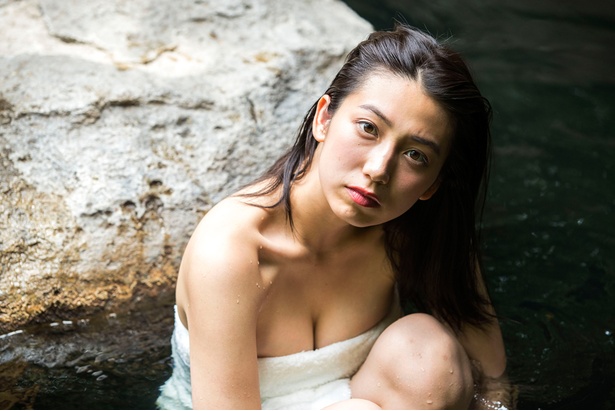 佐藤あいりが九州の温泉で大胆な姿を魅せる“混浴撮り”～総集編～