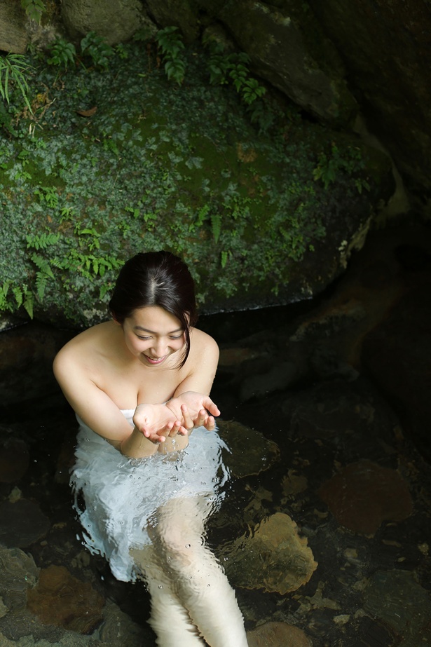 佐藤あいりが九州の温泉で大胆な姿を魅せる“混浴撮り”～総集編～