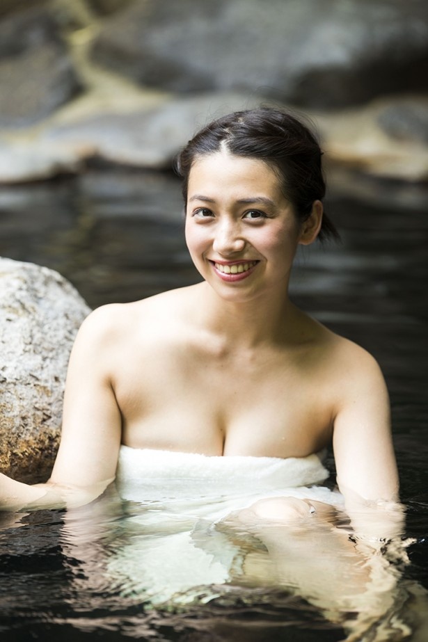 佐藤あいりが九州の温泉で大胆な姿を魅せる“混浴撮り”～総集編～