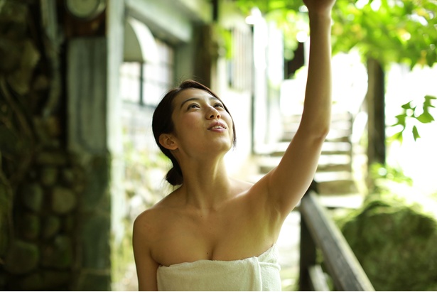 佐藤あいりが九州の温泉で大胆な姿を魅せる“混浴撮り”～総集編～