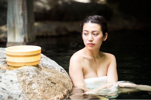 佐藤あいりが九州の温泉で大胆な姿を魅せる“混浴撮り”～総集編～