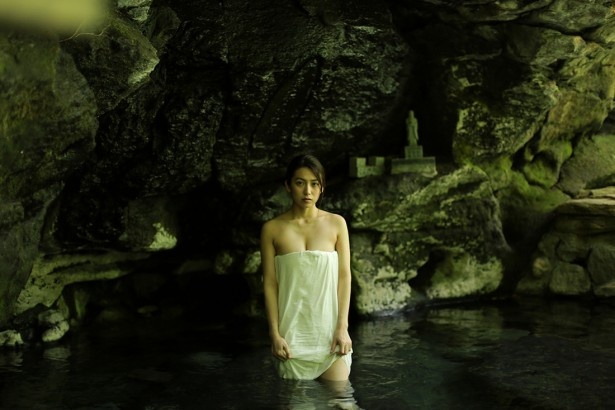 佐藤あいりが九州の温泉で大胆な姿を魅せる“混浴撮り”～総集編～