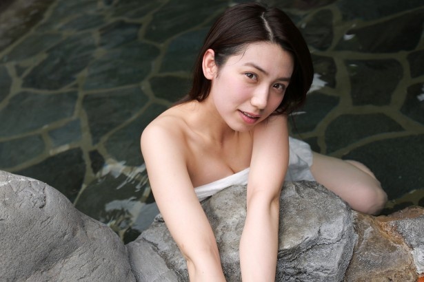 佐藤あいりが九州の温泉で大胆な姿を魅せる“混浴撮り”～総集編～